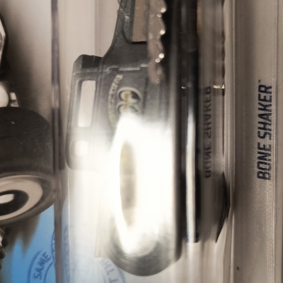 D11  hot wheels bone shaker with shipping protector - Picture 3 of 4